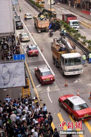 11月26日，香港警方协助法庭执达主任在旺角弥敦道展开清障行动，下午1点45分，弥敦道恢复双向通车。 中新社发 张宇 摄