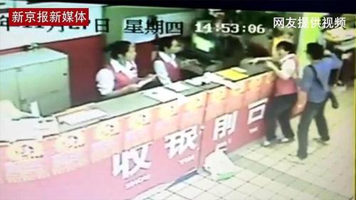 　周某向超市员工猛刺。