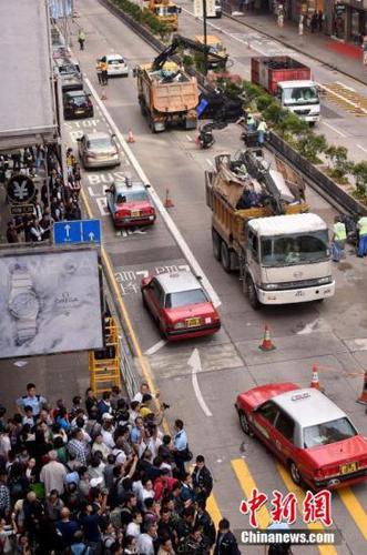 11月26日，香港警方协助法庭执达主任在旺角弥敦道展开清障行动，下午1点45分，弥敦道恢复双向通车。 中新社发 张宇 摄