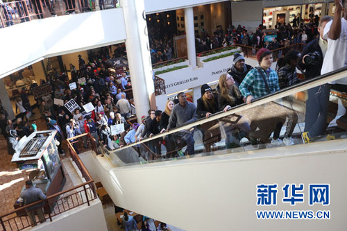 11月28日，示威者涌入美国密苏里州圣路易斯的加列里亚购物中心。当日超过200名示威者涌入加列里亚购物中心示威，抗议美国密苏里州圣路易斯大陪审团24日决定不起诉枪杀非洲裔青年迈克尔·布朗的白人警察达伦·威尔逊。新华社发（马库斯·迪保拉摄）