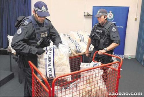 澳洲联邦警察破获近3吨的摇头丸和冰毒，警员在处理这一袋袋的毒品时必须出动推车才能运送。