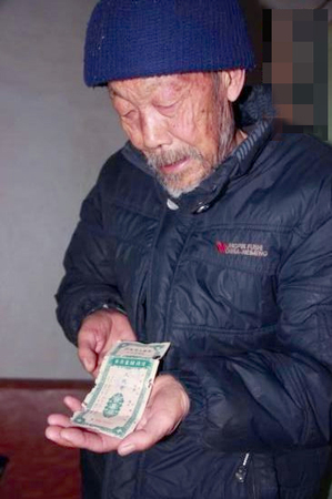 老人60年前10万存单只值12.9元-3