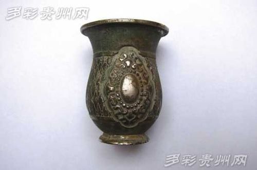前、背面铸有相同的图案。（图由杨文金提供）