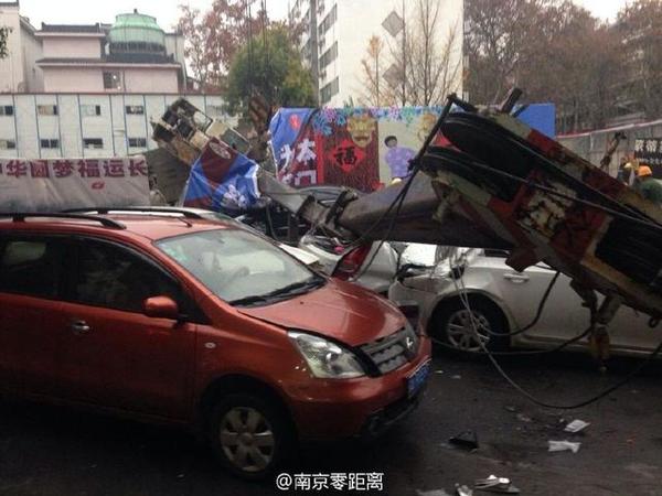 南京一在建工地汽车吊臂倒塌 砸死1人