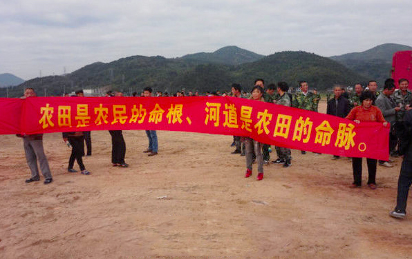 河南一镇长带多名城管强制“填河”殴打村民4