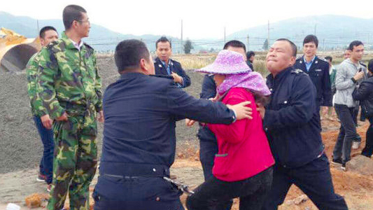 河南一镇长带多名城管强制“填河”殴打村民3
