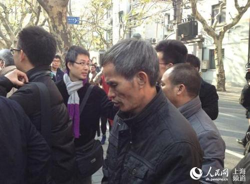 林森浩父亲面对记者采访保持沉默。