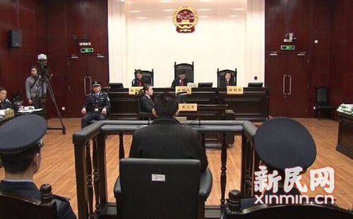 图为庭审现场。