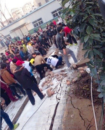淮北同仁中学围墙坍塌-致5名学生死亡4