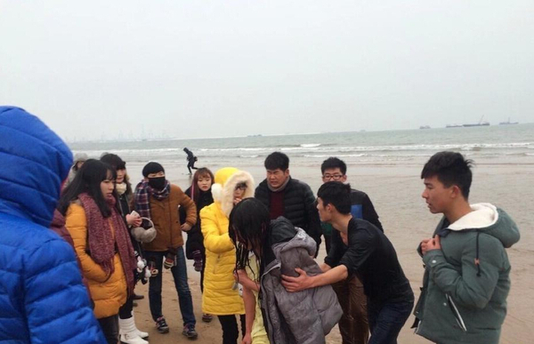 秦皇岛18名大学生手挽手海中救人5 - 副本