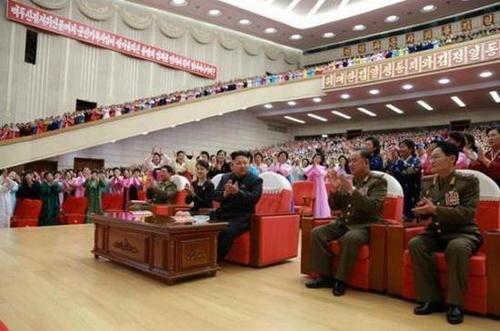 资料图：朝鲜最高领导人金正恩出席军人家属大会，偕夫人李雪主