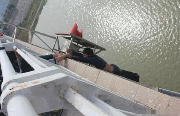 广东：男子欲跳桥自杀悬空20分钟 一手被母亲紧紧拉住