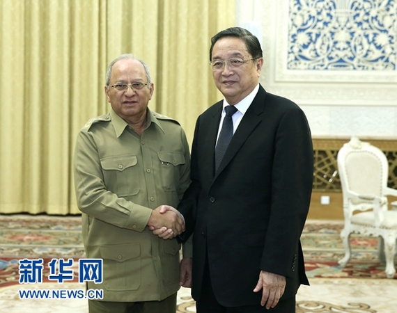 12月11日，中共中央政治局常委、全国政协主席俞正声在北京会见古巴共产党中央政治局委员、革命武装力量部部长辛特拉。 新华社记者 庞兴雷摄