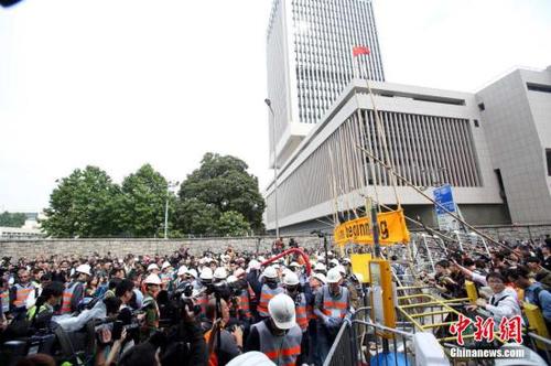 12月11日上午,香港非法“占领区”清除障礙物。原诉方代理人在金钟清障行动进行了两个半小时,已完全清除禁制令范围内所有非法障碍物。 中新社发 洪少葵 摄 12月11日上午,香港非法“占领区”清除障礙物。原诉方代理人在金钟清障行动进行了两个半小时,已完全清除禁制令范围内所有非法障碍物。 中新社发 洪少葵 摄