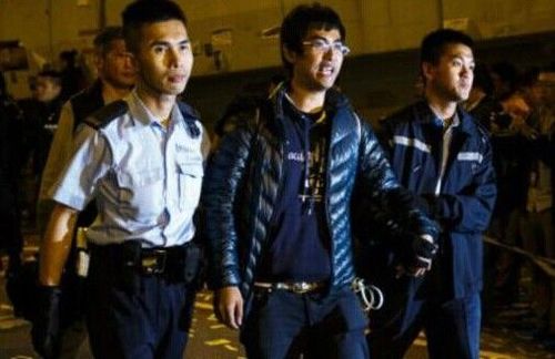 据香港电台,警方在11日傍晚开始加快在金钟占领区的拘捕行动,晚上九时后,拘捕学联秘书长周永康。 据香港电台,警方在11日傍晚开始加快在金钟占领区的拘捕行动,晚上九时后,拘捕学联秘书长周永康。