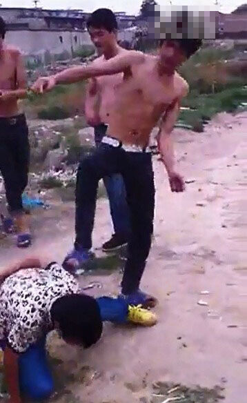 光背男群殴