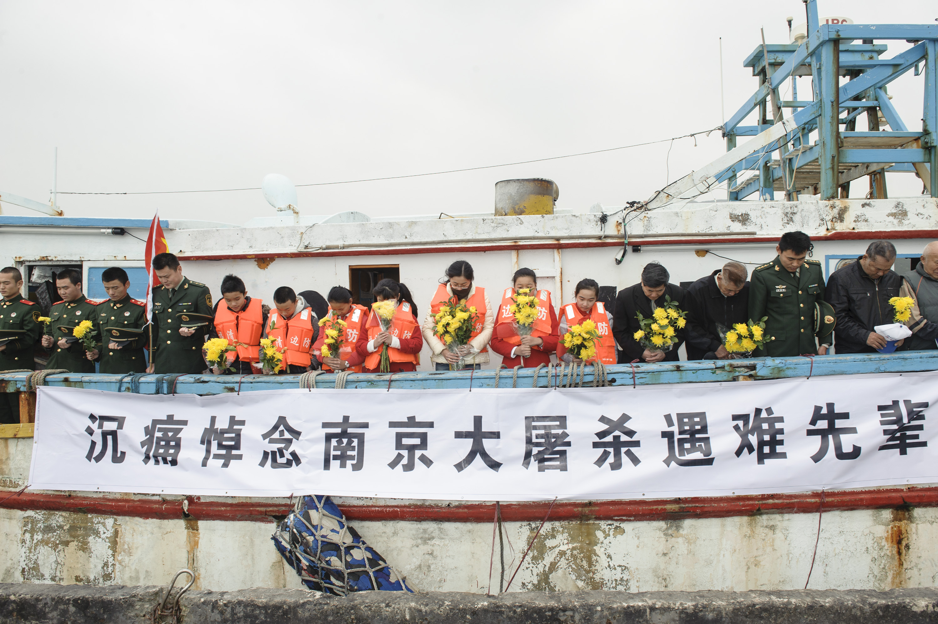 <a target='_blank' href='/c/2014-12-12/418014.shtml'>12月12日，在福建福清南青屿台轮停泊点的台轮上，两岸同胞共祭南京大屠杀遇难者。</a>