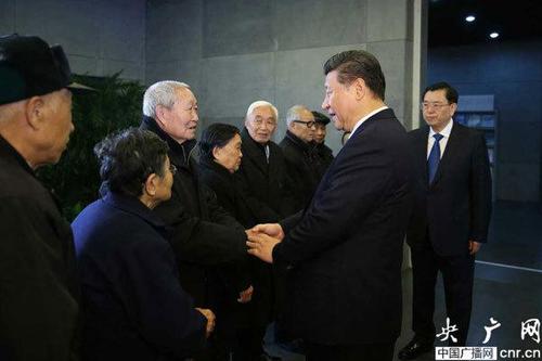 习近平亲切与幸存者及遗属代表一一握手