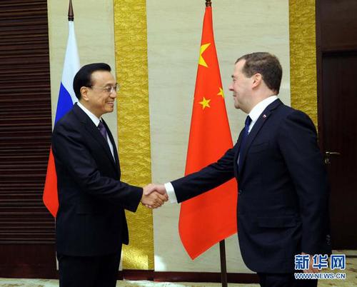 12月15日，中国国务院总理李克强在阿斯塔纳会见俄罗斯总理梅德韦杰夫。 新华社记者 饶爱民 摄