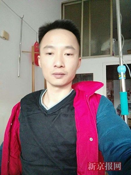 身穿防弹衣的杨斐。当事人供图