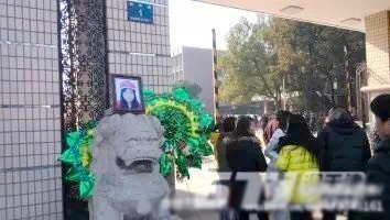 湖北一大四女生失联后浮尸江边-家属到学校讨说法3