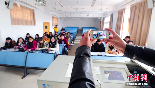 武汉一大学点名新招-上课下课拍合影照4