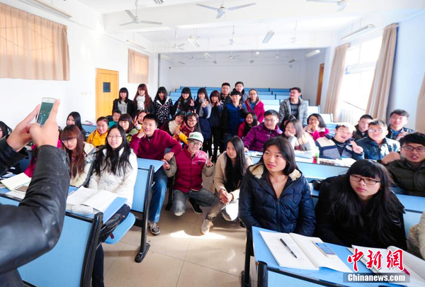 武汉一大学点名新招-上课下课拍合影照3