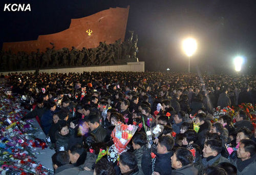 17日凌晨，朝鲜民众前往平壤万寿台悼念金正日。