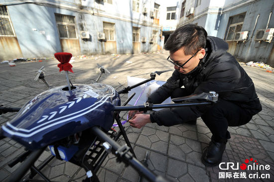 “土豪男”无人机空投奢侈品求爱 遭女生挥拖把拒绝(高清组图)