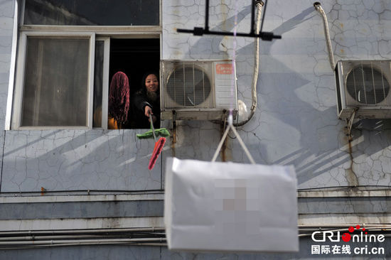 “土豪男”无人机空投奢侈品求爱 遭女生挥拖把拒绝(高清组图)