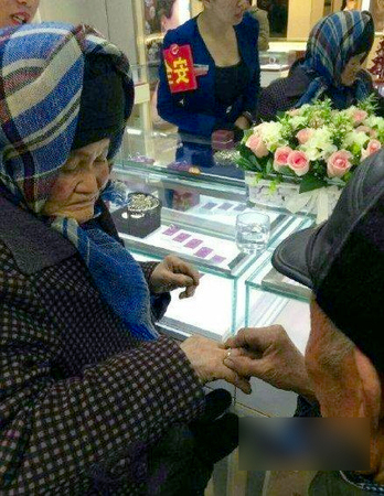 拾荒老人为老伴买钻戒-亲手帮其戴手指上3
