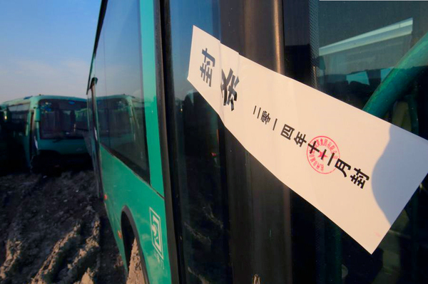 杭州现公交车“坟场”2