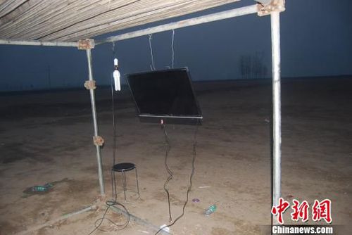 图为赌博过程中实况转播的电视。　警方供图