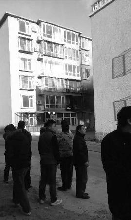 　小图：2楼被殃及，窗户掉下。　　大图：楼内住户跑到院中，焦急观望。