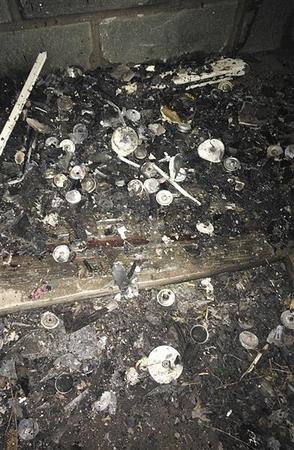 爆炸现场散落着很多直径约5厘米的银色金属圆盖，圆盖上衔接着线状物。