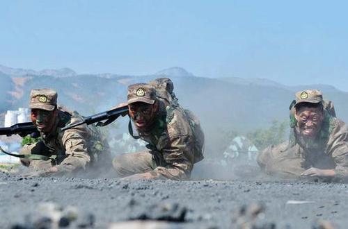 资料图：图为士兵在碳渣路上练匍匐