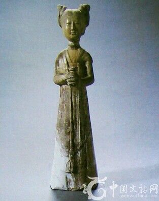黄釉陶双髻捧唾盂侍女俑唐代高30厘米 洛阳出土,河南博物院旧藏。