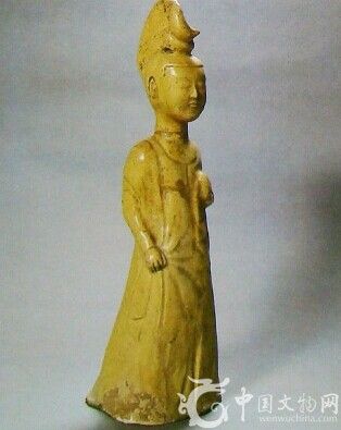 黄釉陶刀髻女俑,唐代,高39厘米,1931年河南省洛阳出土。