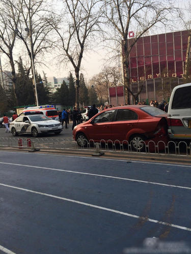 救护车到达事发现场。目前，卫生部门全力对受伤人员开展抢救工作，调查工作进一步开展中。