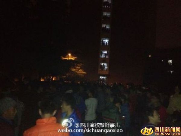 学生纷纷下楼围观(图据网络)