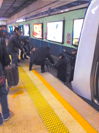 50岁女子跳东直门地铁站台-送医后拒绝接受救治2