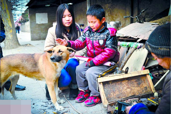 忠犬推残疾主人去摆摊-天冷帮助人暖脚3