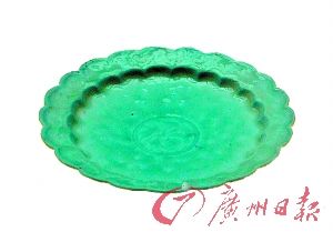 景德镇窑青白釉印花葵口碟。 景德镇窑青白釉印花葵口碟。