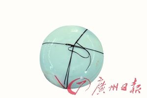 现场保护实验室里的白釉粉盒。 现场保护实验室里的白釉粉盒。
