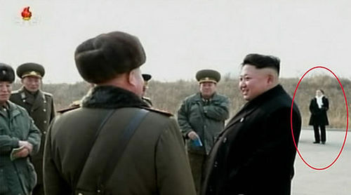 金正恩指导炮兵射击，红圈中系金正恩的妹妹金与正