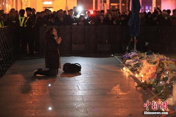 2015年1月1日晚，上海市民自发前往上海外滩陈毅广场，点燃蜡烛向“外滩踩踏事件”遇难者表达哀思。2014年12月31日晚23时35分许，上海外滩陈毅广场发生拥挤踩踏事故，截止目前，致36人死亡，47人受伤。中新社发 张亨伟 摄1