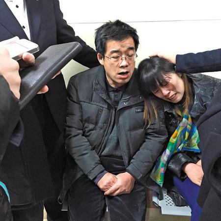 　在等候消息的死伤者家属悲痛不已 羊城晚报记者 艾修煜 摄