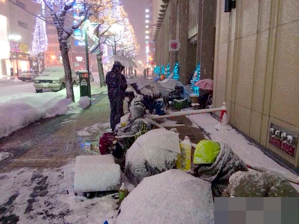 日本果粉雪天通宵排队　警察拍肩确认死活6