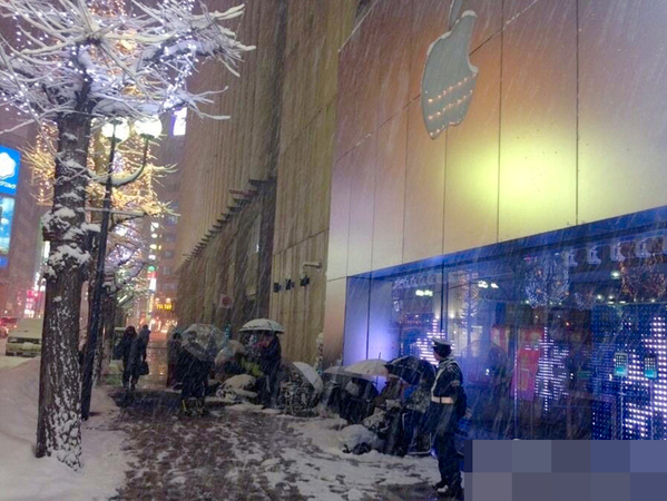 日本果粉雪天通宵排队　警察拍肩确认死活5