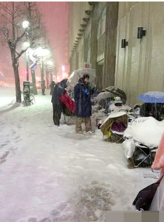 日本果粉雪天通宵排队　警察拍肩确认死活4